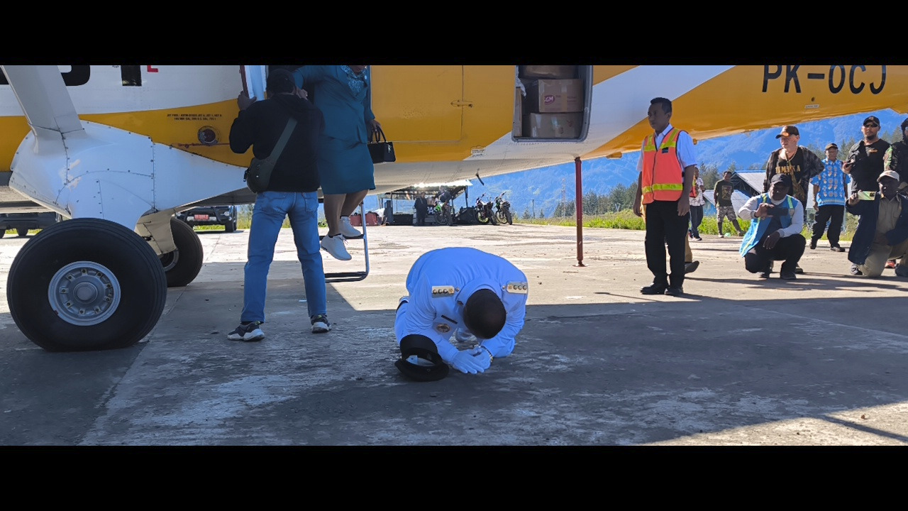 Tiba di Ilaga, Penjabat Bupati Puncak cium tanah,begini bunyi pesannya